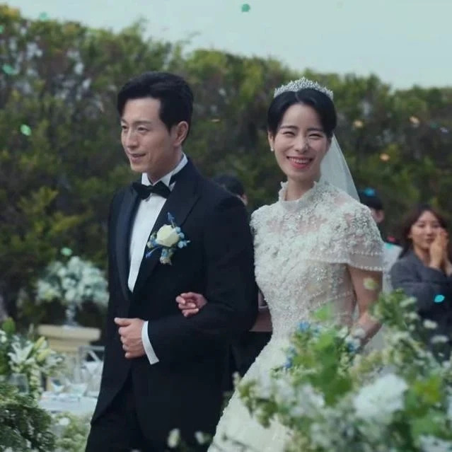 近期她也在Instagram晒出其与「河度领」大婚照