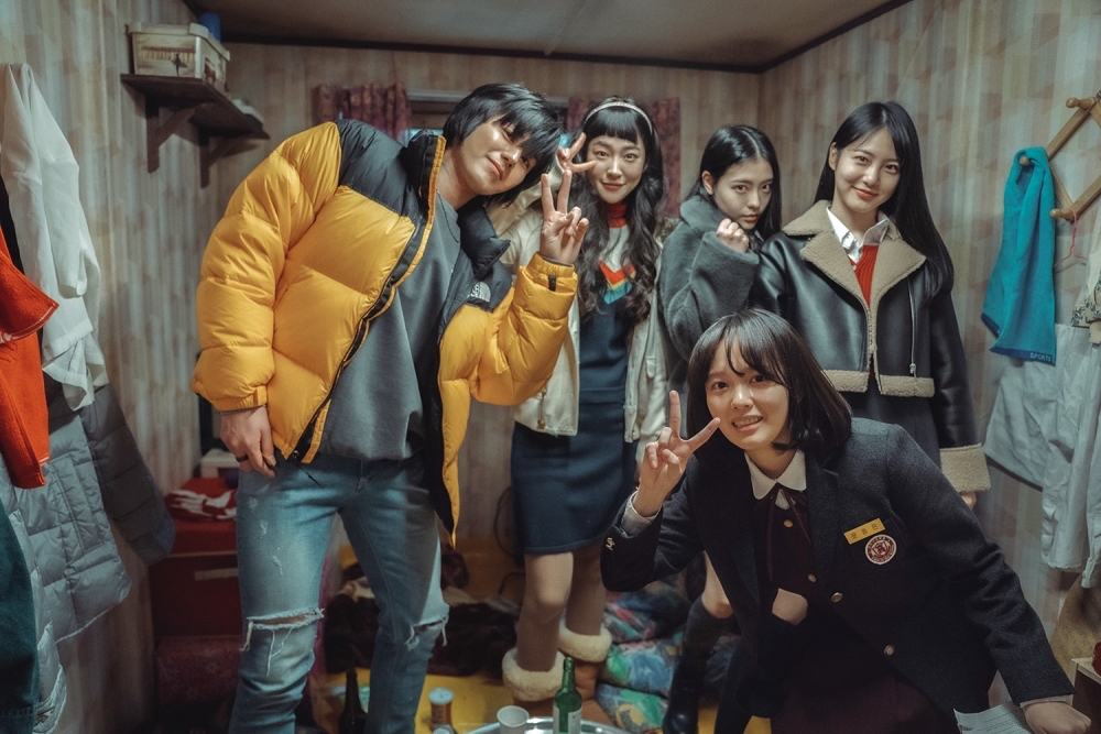 在片场的互动可谓相当友好!