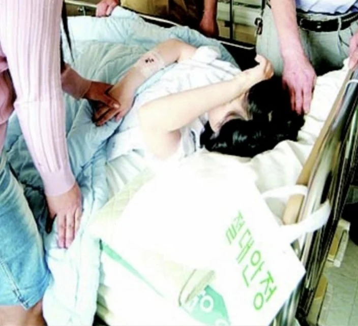 剧中霸凌者用来伤害女主的“卷发棒”,造成女主最痛苦的回忆,其实是真人真事改编?!