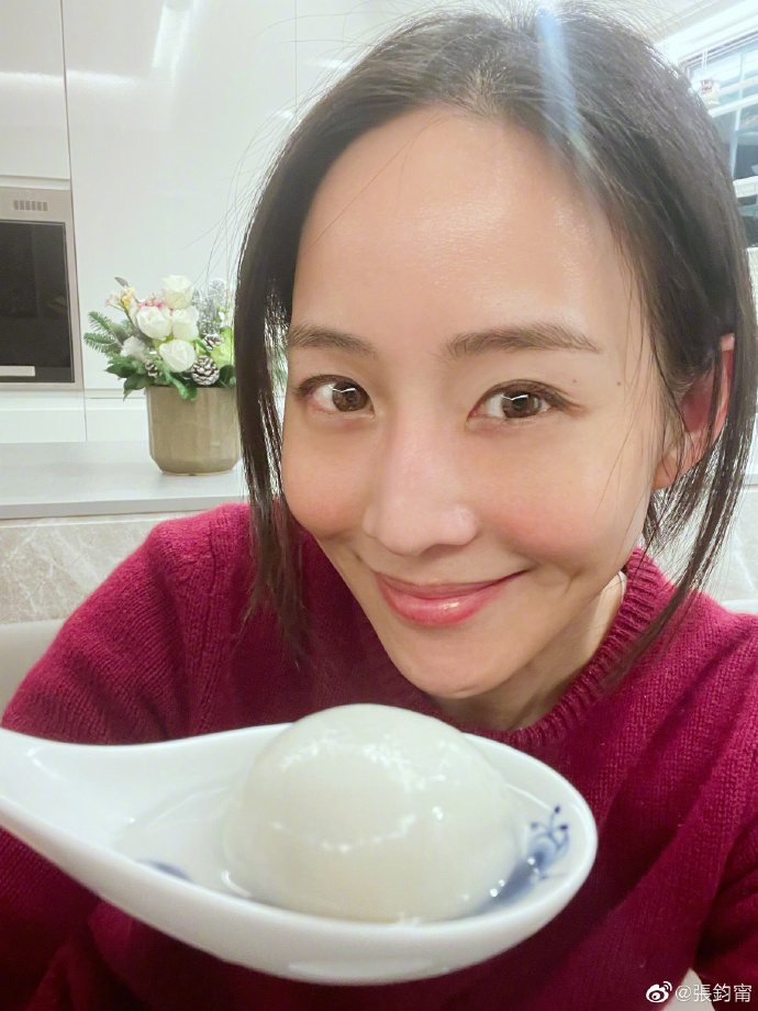 但在镜头下她的皮肤却总是看起来水嫩透亮,完全看不到毛孔、细纹、黑头粉刺!