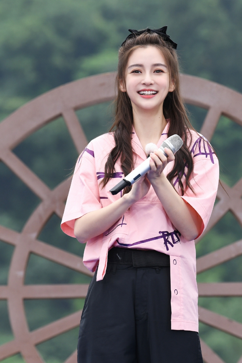 第一位是跑男团的颜值代表杨颖,她在节目中起着无人能替的作用。