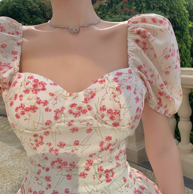 1、泡泡袖的碎花连衣裙