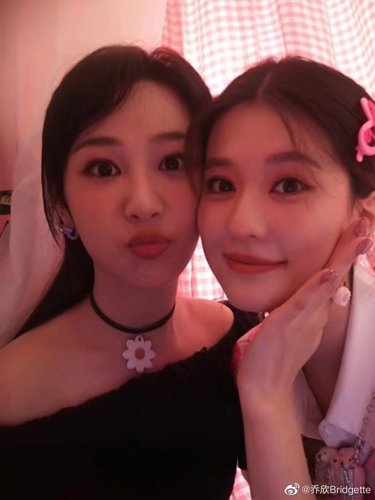 同为 90 花的她们不仅没有将彼此视为竞争对手,反而大方宣称自己是对方「最好的朋友」~