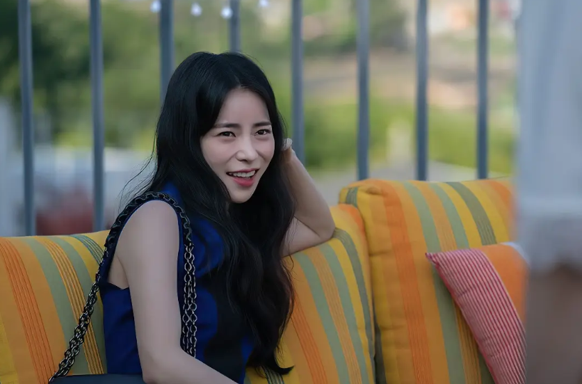 在《黑暗荣耀》中，她把穷人和富人之间的天壤之别刻画得丝丝入扣，富人口中的每一句话都扎扎实实刺痛了穷人的心。