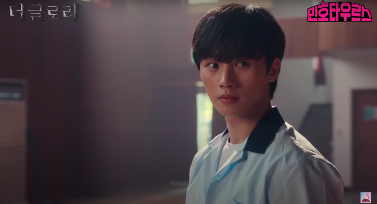 这一幕镜头也说明了他心里还是感到在意的。