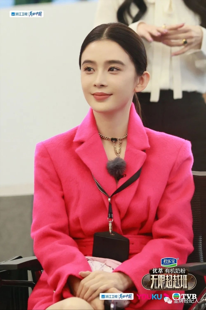 但是「赵樱子」在节目中的表现可以说是“多灾多难”,一开场就被观众刷屏不间断的吐槽。