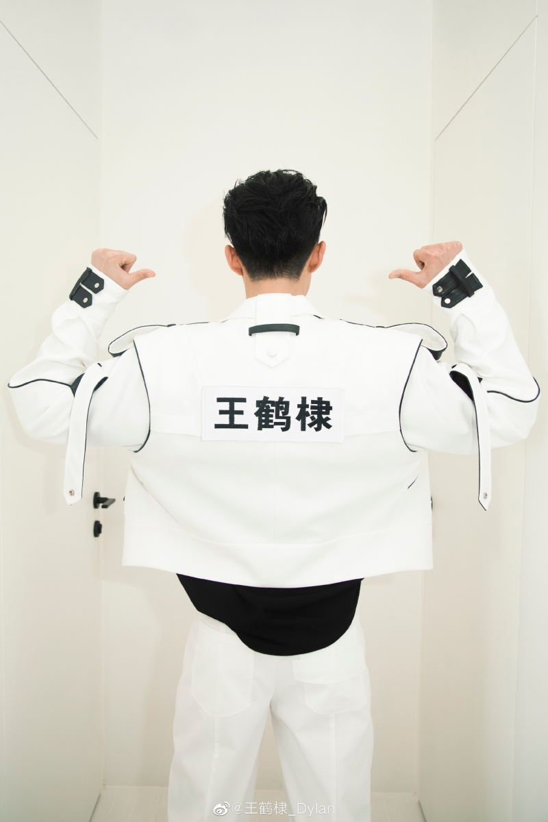 他不仅智商在线,也很有综艺感