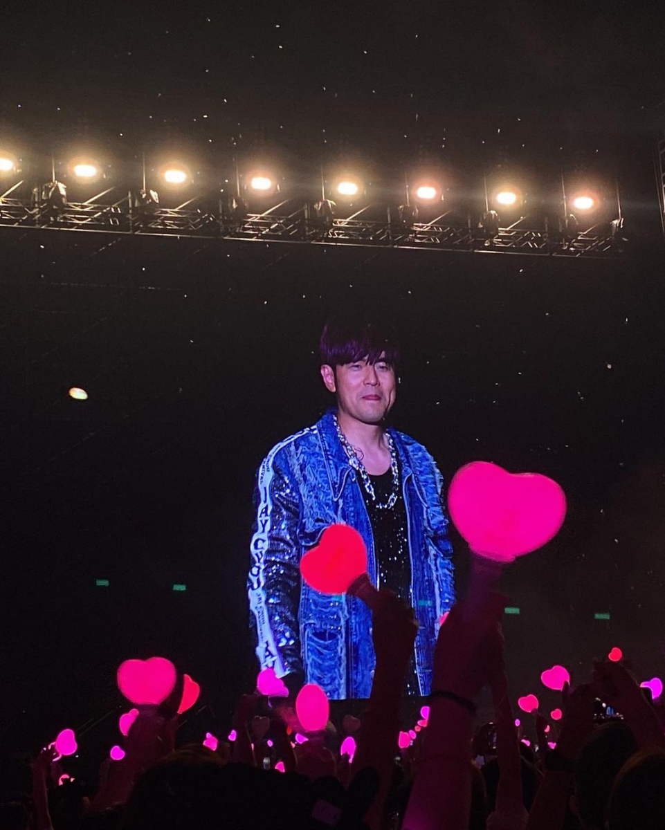 大方地叫现场观众录影~如果有唱到不好的地方记得 @ 我