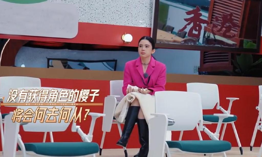 虽然镜头少，没什么机会说话，但她“安安静静”的样子反而“黑转粉”。