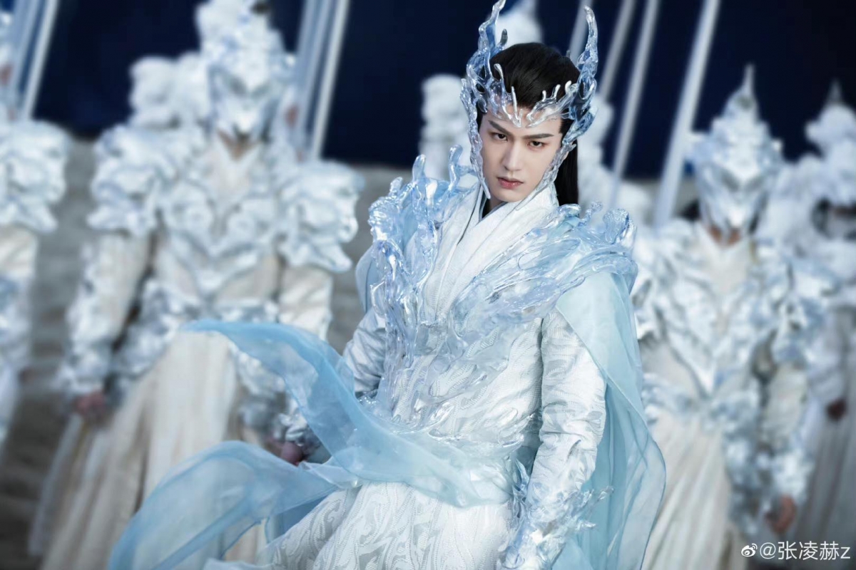 特别是张凌赫脚跟还没有站稳