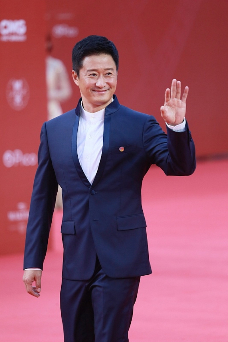 比如与赵文卓、吴京之间展开“撕名牌”游戏。