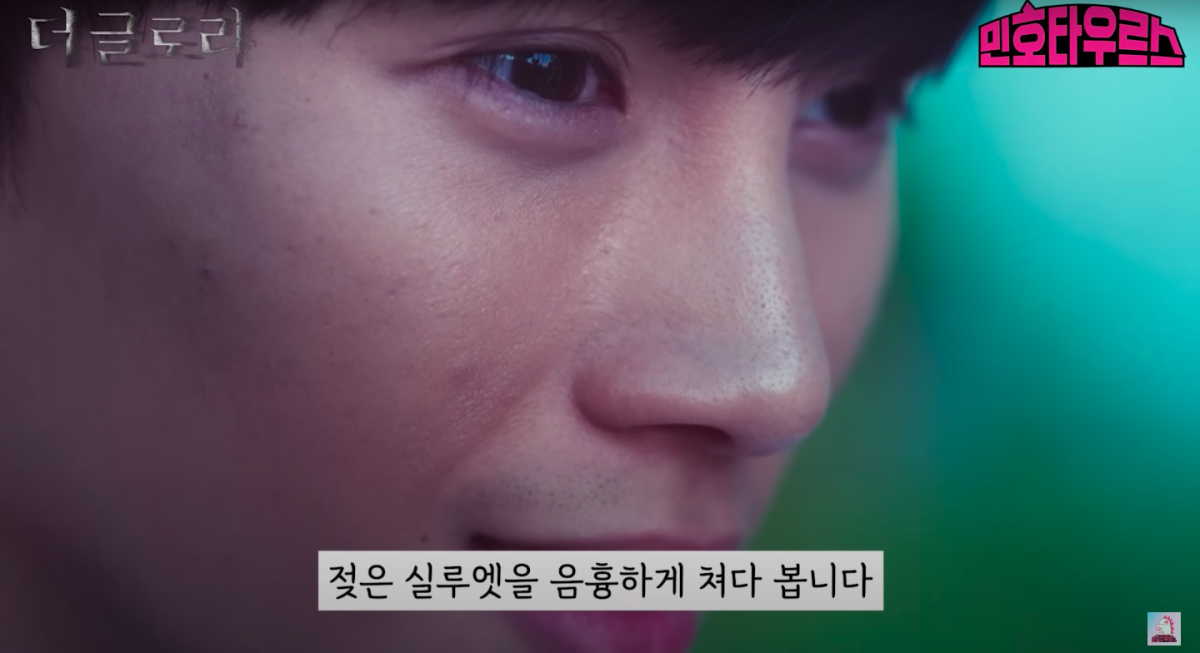 甚至还盯着她的身材看。让文同珢下意识地马上用手捂着胸前防止走光。