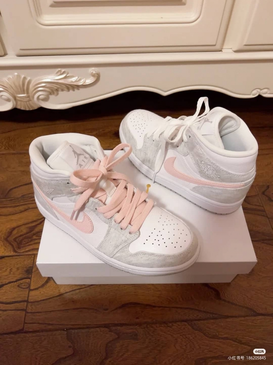 最重要的是这款球鞋,配色仿佛读懂少女心般开挂,清新百搭的配色更让人百看不厌呢~