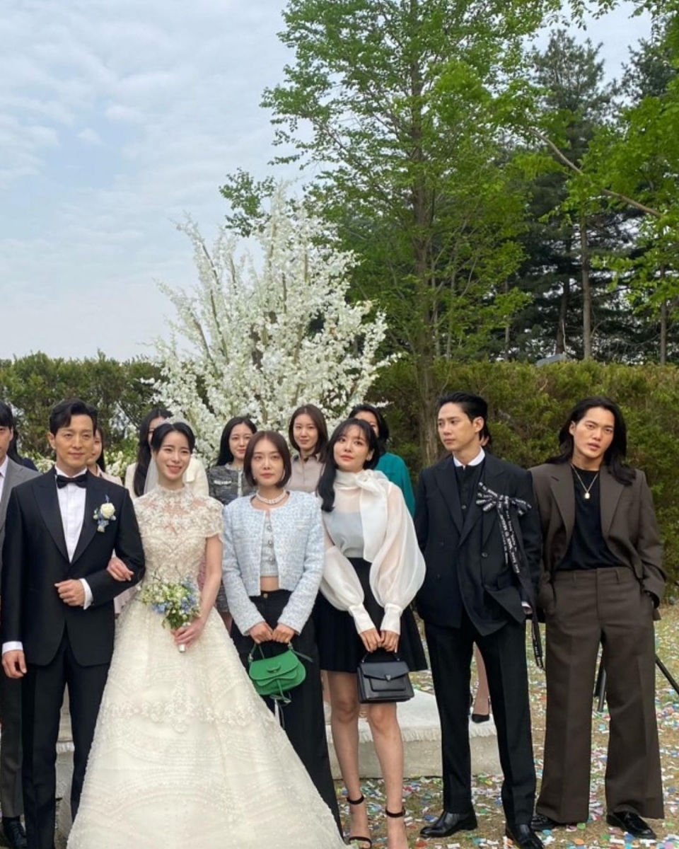 近期她也在Instagram晒出其与「河度领」大婚照