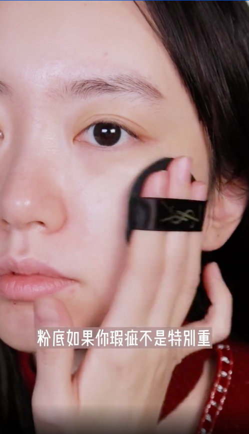 粉扑拍均后,就可以明显发现到自然提气色