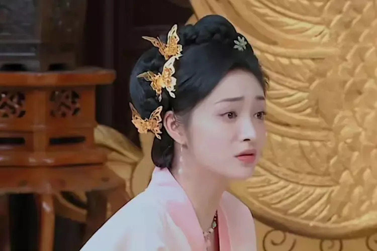 让人感觉这⼀期是要硬捧薛凯琪，完全不尊重周洁琼，这种强烈的对比也让网友感到不满。