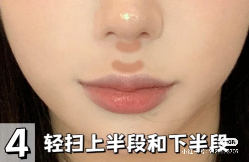 缩短人中修容法:4、刷子余粉晕染