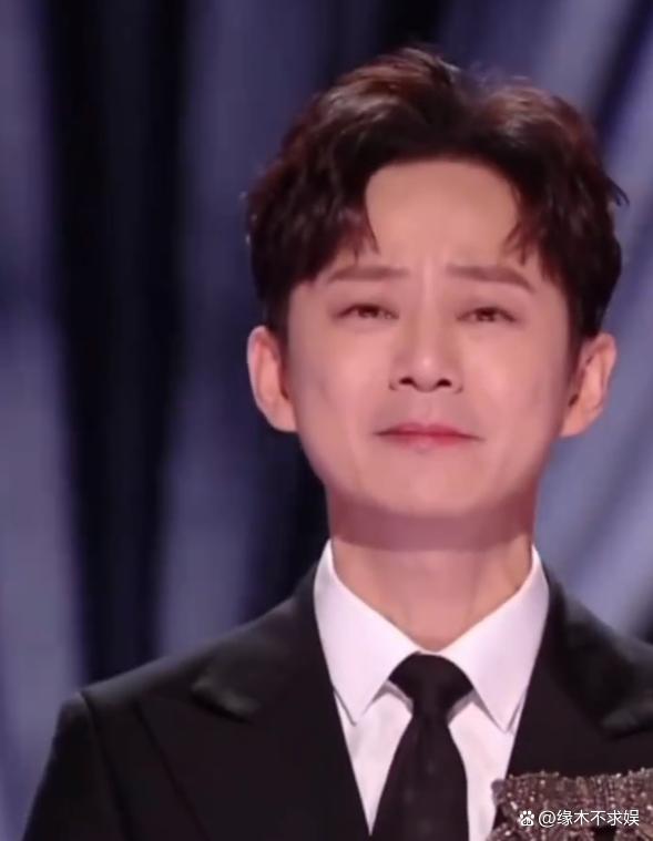 另一部网友则吐槽他不专业,认为他所作所为是在煽情作秀