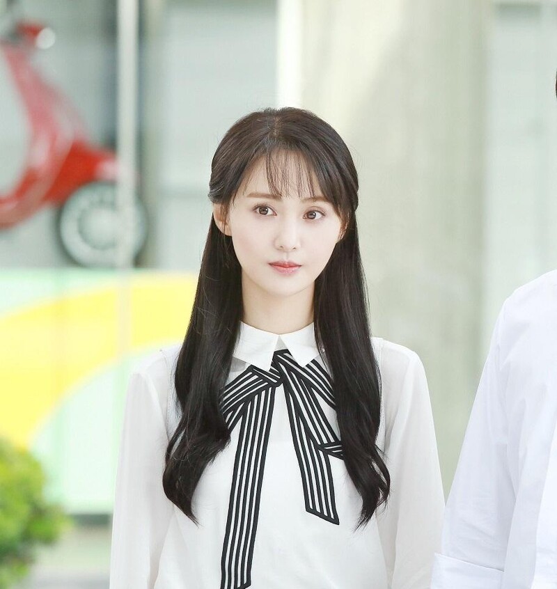 甚至有网友称她为下一个的「郑爽」。