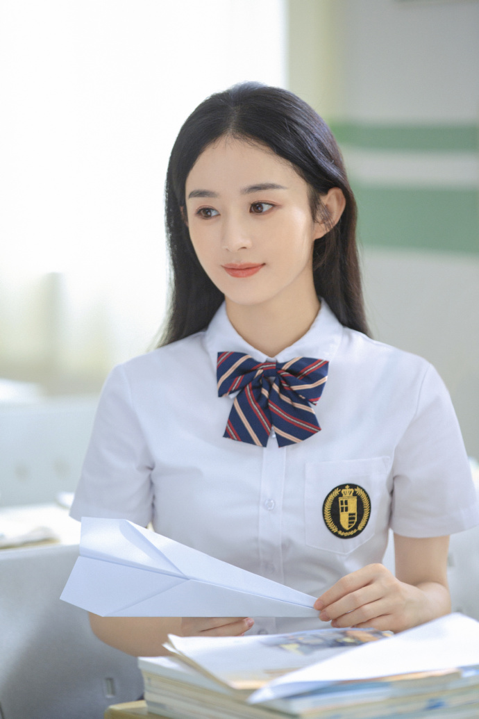 可爱的圆脸和笑起来大大的卧蚕让人很容易就被她的笑容吸引~