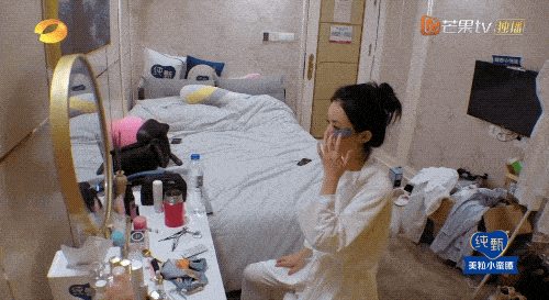 1、起床立刻敷眼膜