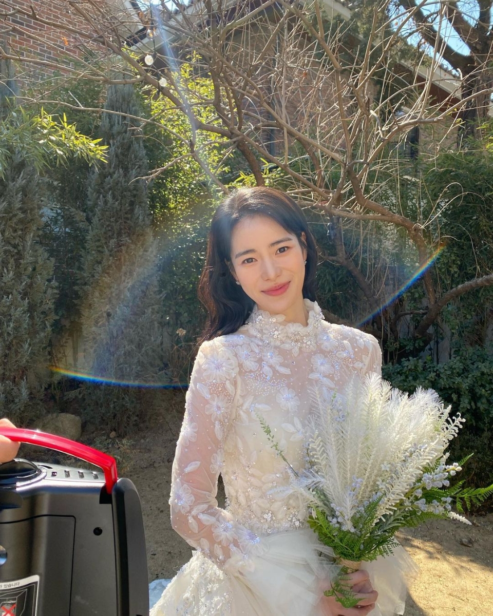 林智妍也为戏换穿多套婚纱造型,看起来亮丽动人