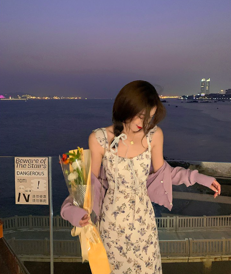 3、小众碎花连衣裙