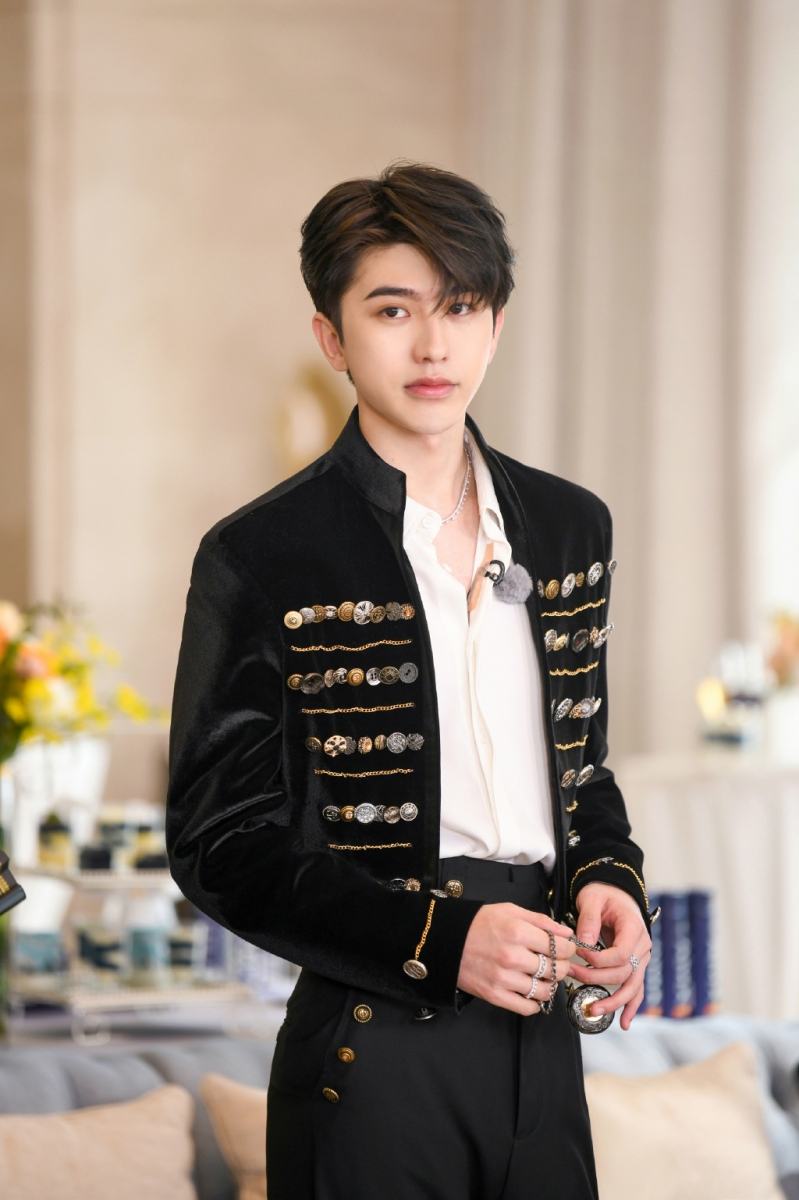 虽然蔡徐坤是前几季才加入奔跑吧,但却受到了很多人的喜爱和关注