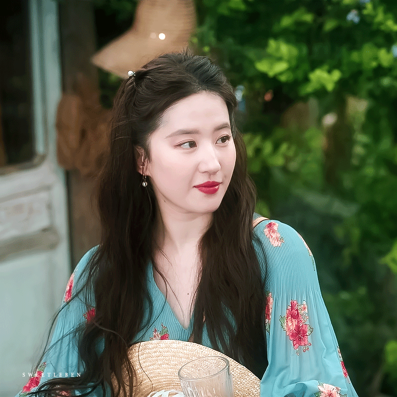 尤其是她在剧中的“公主头编发”更是让不少女生想马上来个同款编发呢～