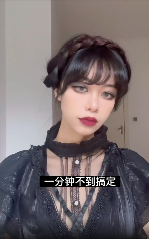 现在就有小红书博主发出这款“复古盘发”的教程啦