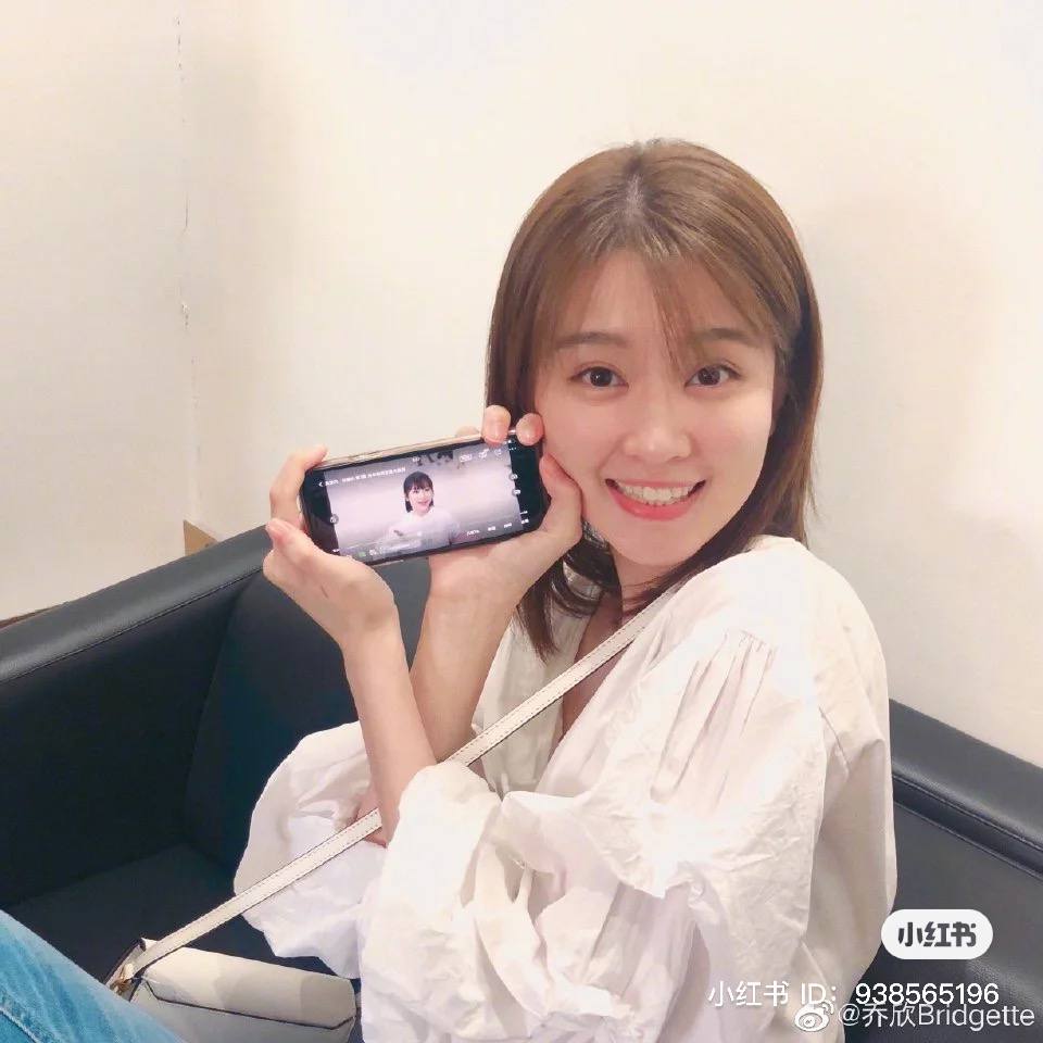 乔欣在各种大大小小的节目和访谈中都从来不掩饰自己对杨紫的崇拜