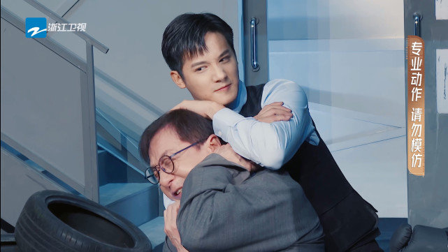 早在《无限超越班》第一期中,有武术功底的郑业成就被成龙大哥选中,在《新警察故事》中饰演陈国荣。