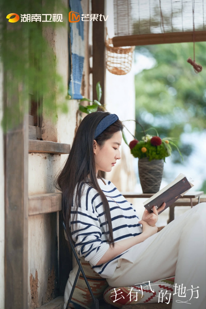 刘亦菲没有繁琐的妆容，更没有高级感十足的服装，以简单干净的打扮赢得了更多人的喜爱。