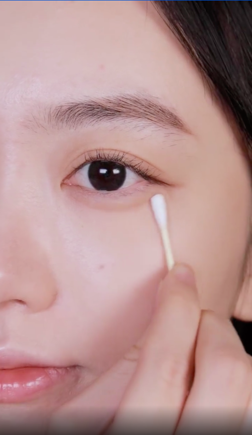 再用卧蚕笔勾勒一下卧蚕的位置后,用棉签稍微刷一下。