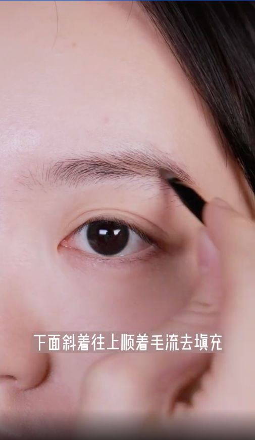 再依照上浅下深(上面斜着往下、下面斜着往上,顺着毛流去填充)的方法来画