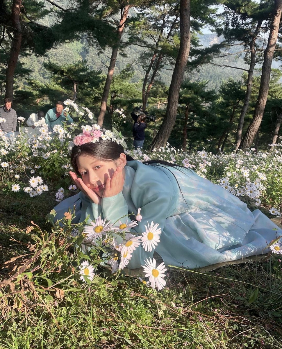 高允贞的演技可圈可点，把「绝世美女」和「脑袋有点傻」这两个特征演绎得很自然