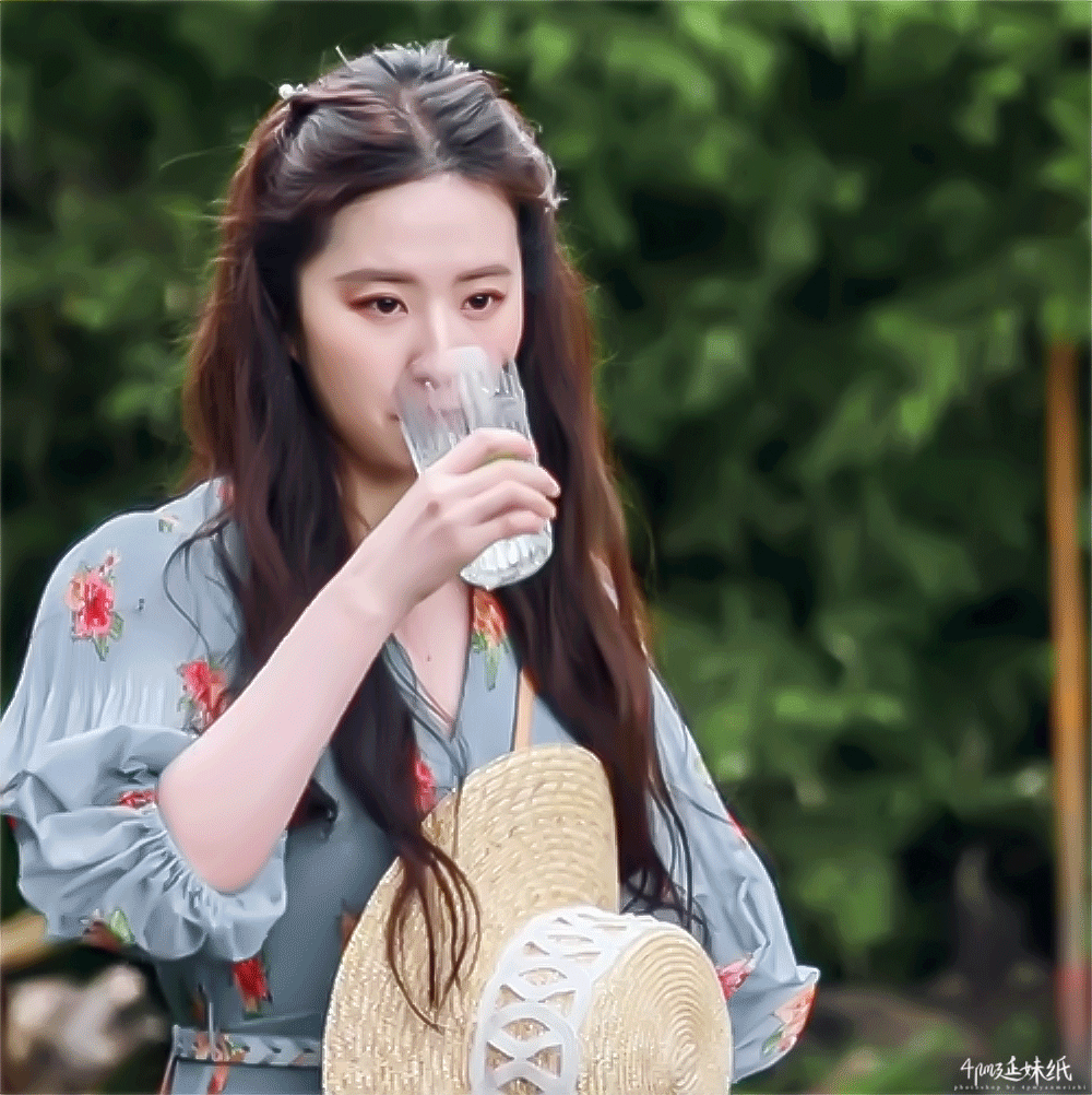 尤其是她在剧中的“公主头编发”更是让不少女生想马上来个同款编发呢～