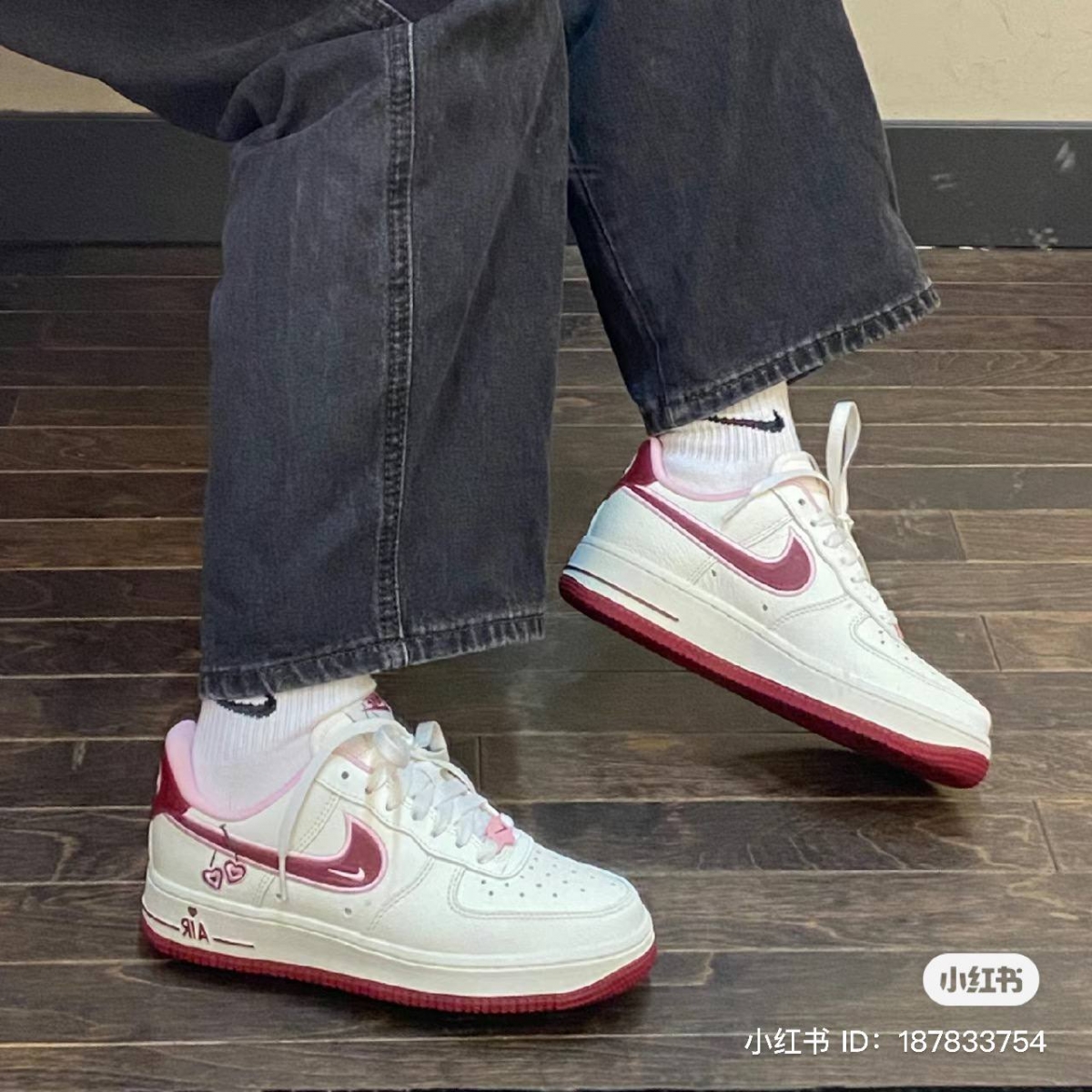 不管是配色还是设计,这双情人节限定的 Nike AF 1 都狠狠戳中了女生的心巴~
