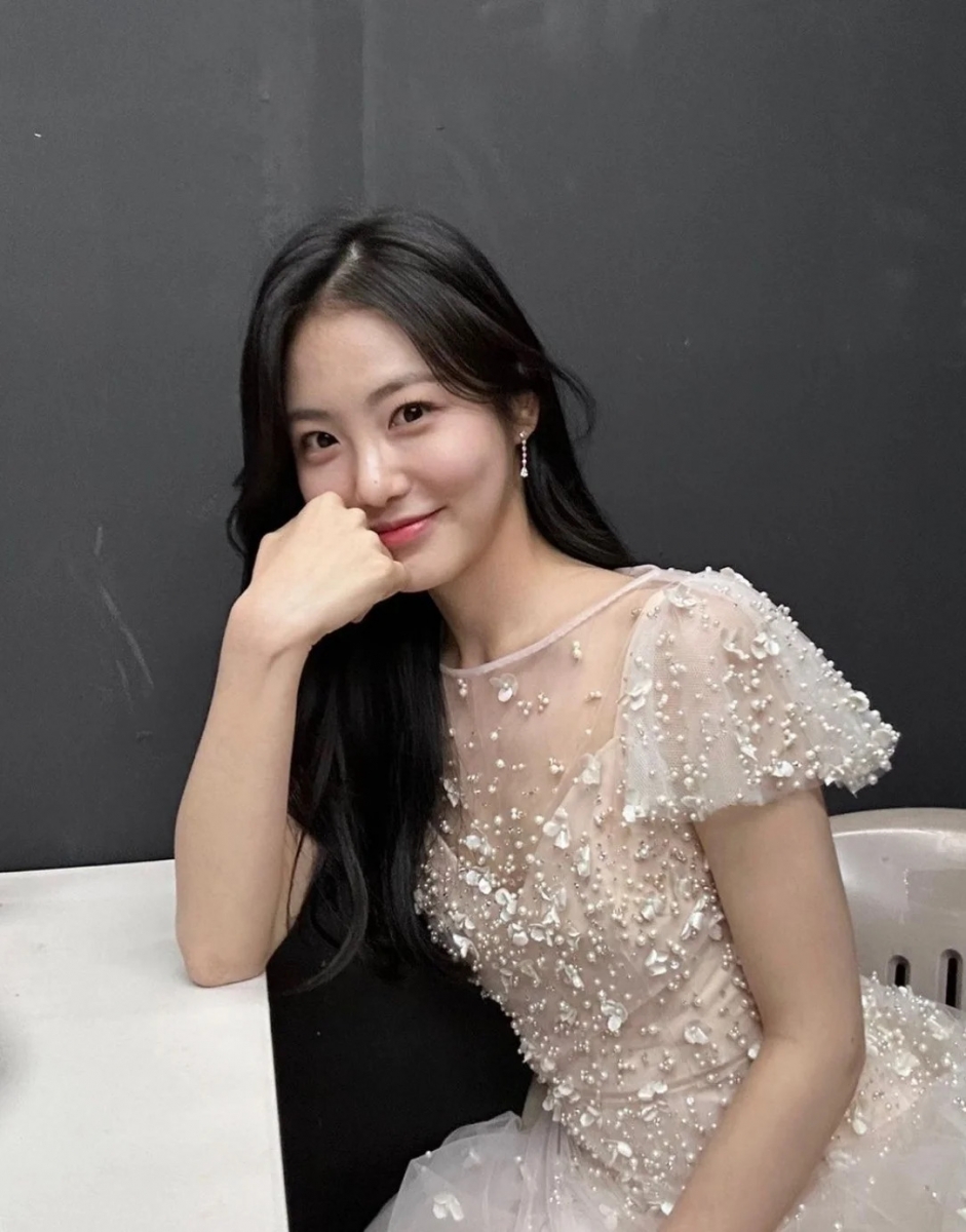 但其实和萤幕形象反差极大的她,私下其实个性超温柔可爱。