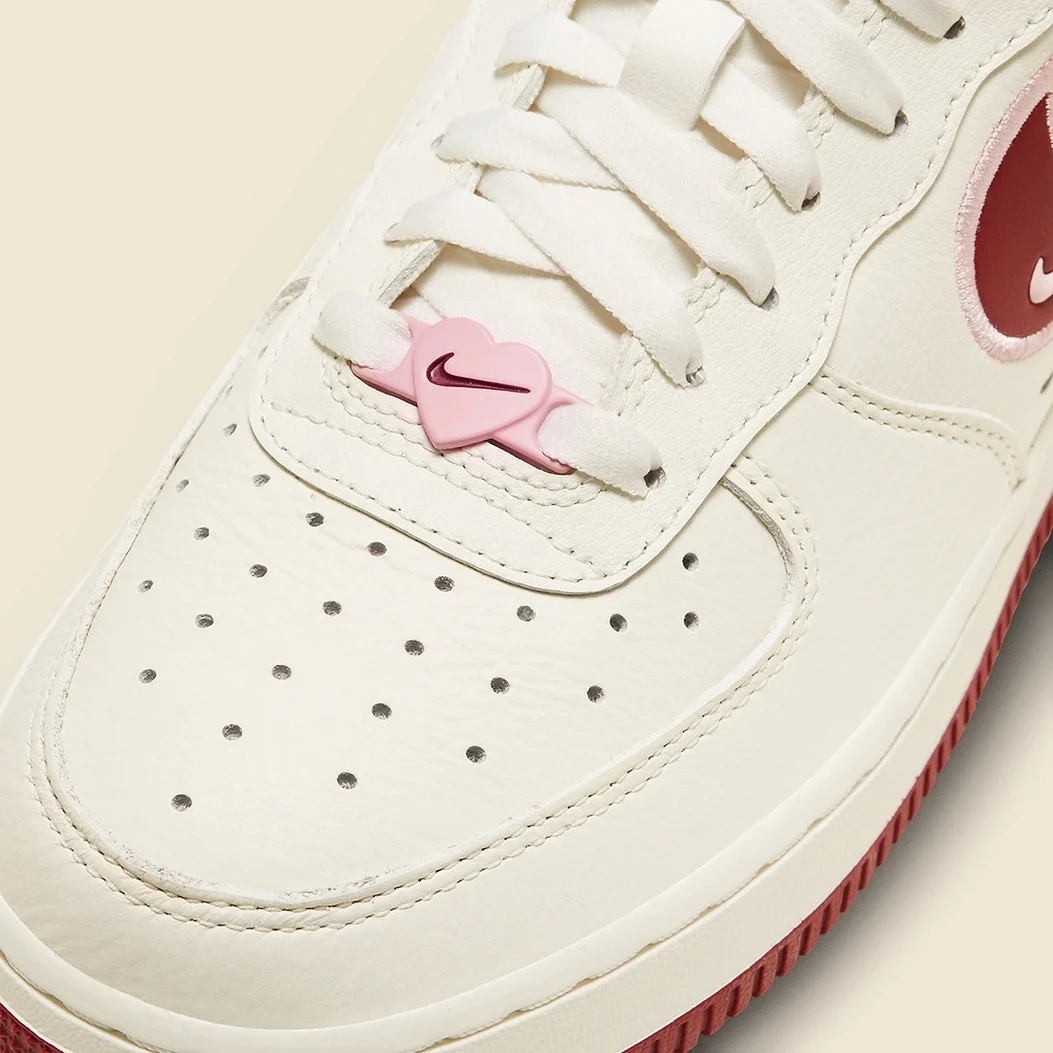Nike 也用了粉色的爱心来包裹酒红色的 Swoosh 符号