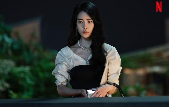 但不管外表多么光鲜亮丽,她始终不是「文同珢」的对手