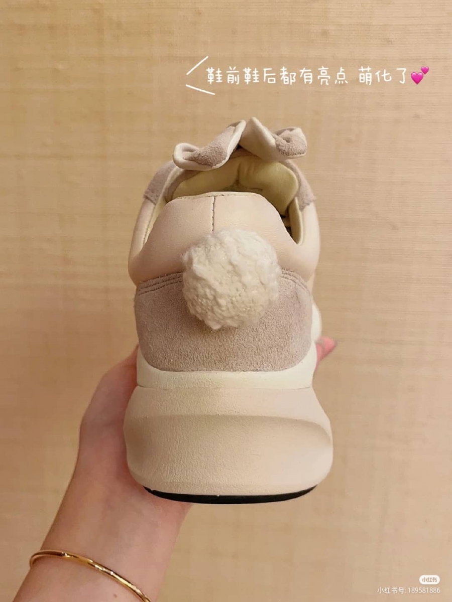 立体兔子耳朵与后面“隐藏”起来的毛绒绒尾巴,感觉很好rua