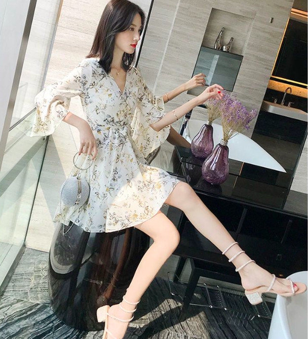 4、V领碎花连衣裙