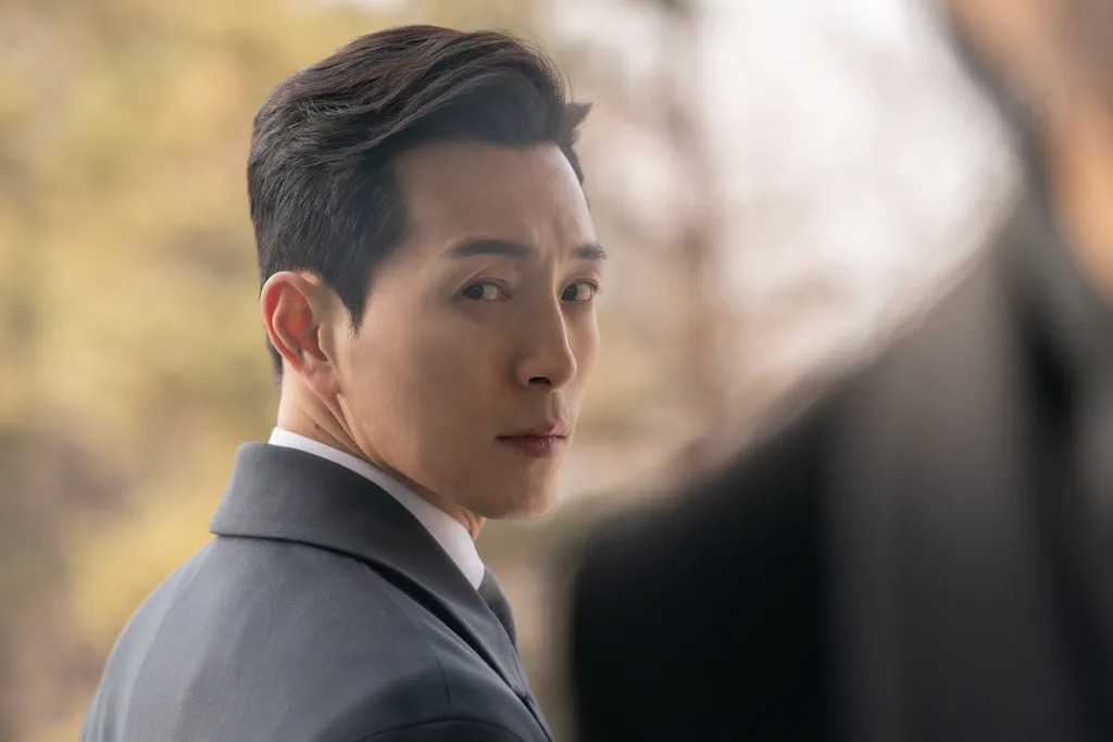 其中,受到网友瞩目的一定非剧中饰演“恶女”朴涎镇(林智妍 饰)的丈夫