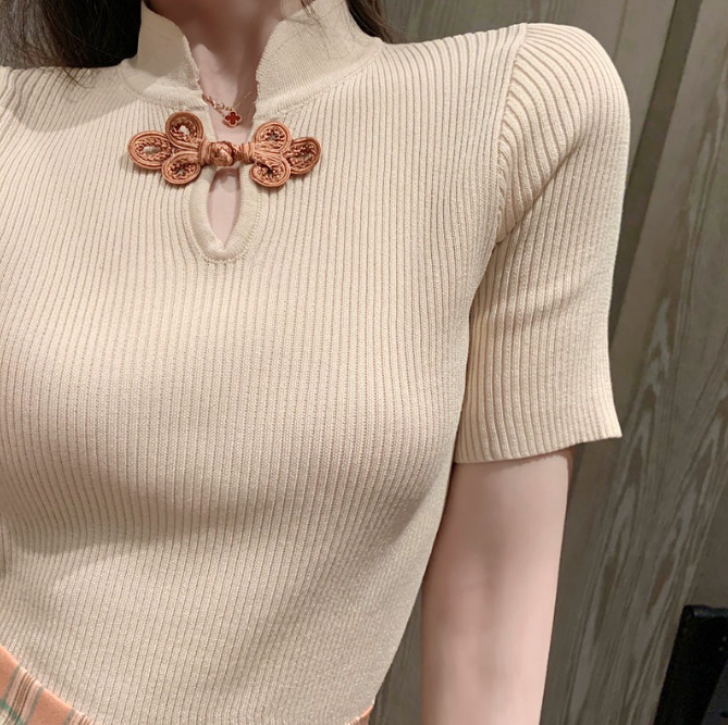 4、纯色中国结旗袍领短袖上衣