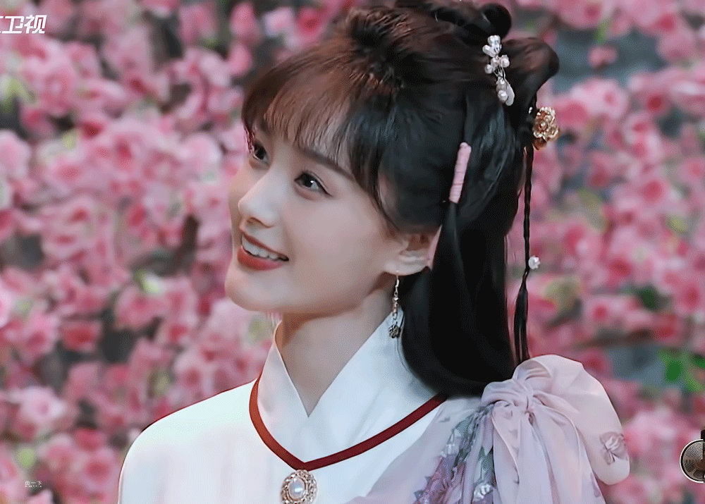 尤其是李一桐有别于内地版的扮相,她这次的造型还原了翁美玲饰演的「黄蓉」之外