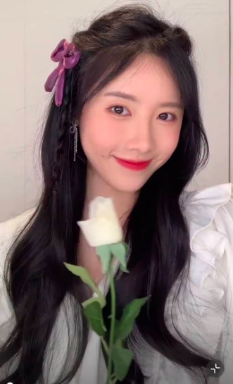 情人节约会发型3、甜美披肩发