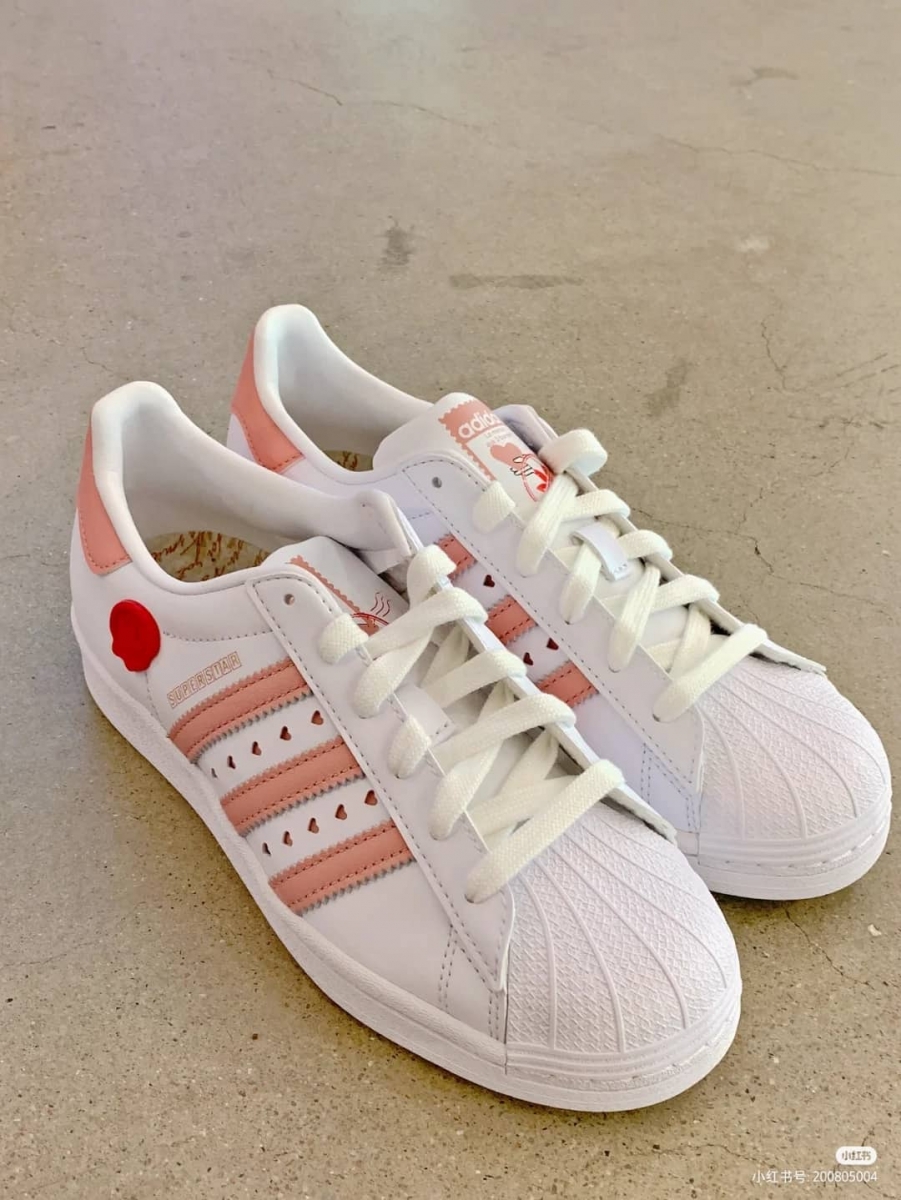 adidas所推出的情人节推出的限定款球鞋