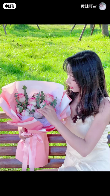 人、花的二分构图模式