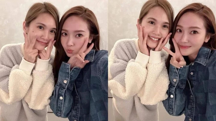 合照中Jessica举起手机自拍,两人靠在一起脸贴脸俏皮比YA,表现得十分亲密。